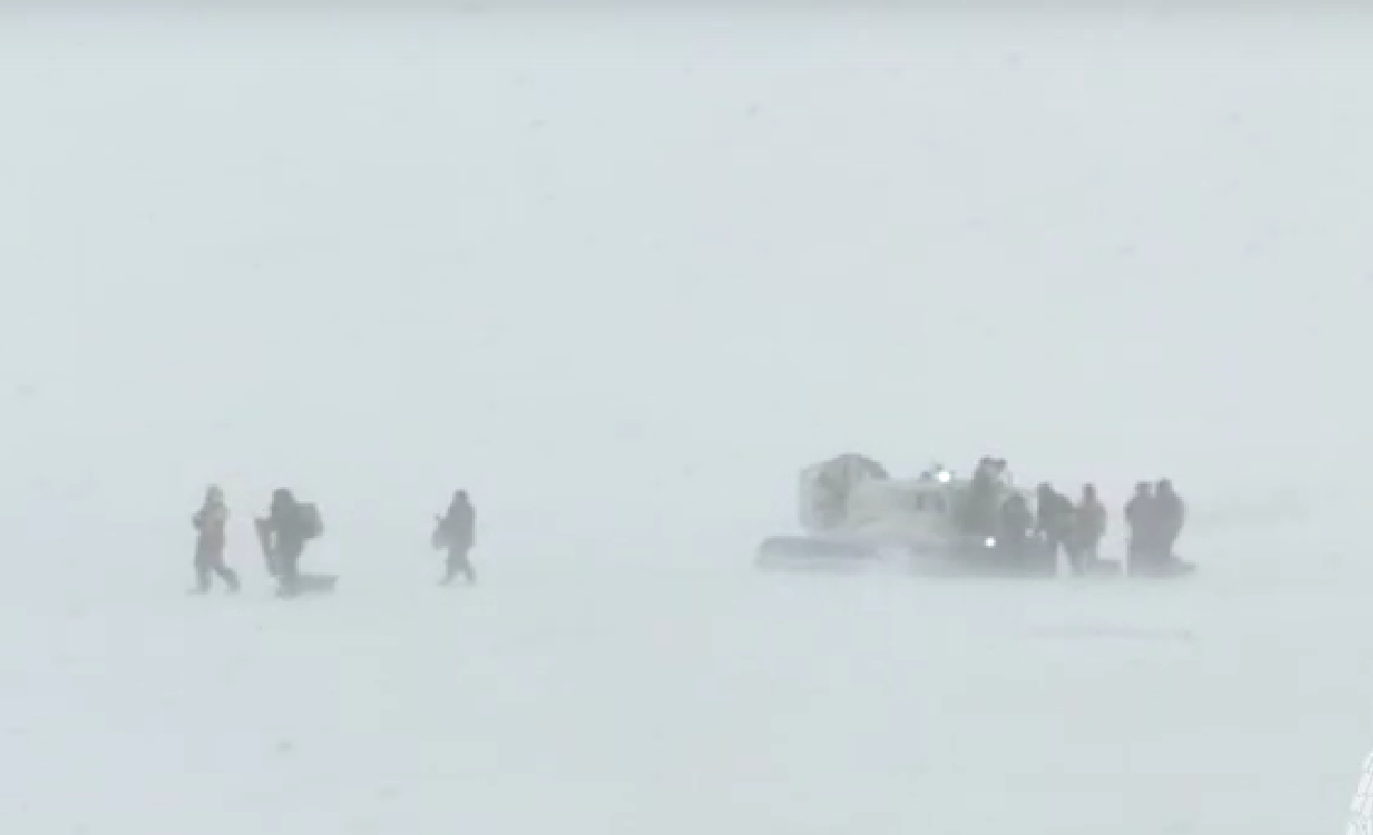 Несмотря на снежную бурю и сильный ветер, некоторые жители города отправились рыбачить на лёд Финского залива. Видео