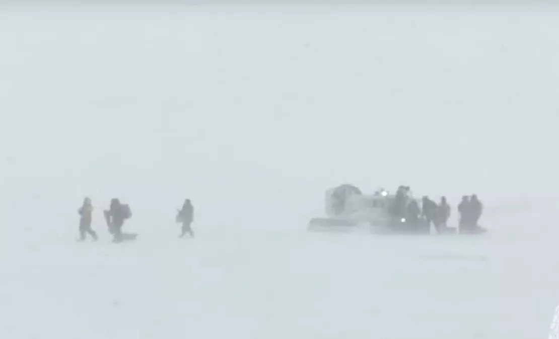 Несмотря на снежную бурю и сильный ветер, некоторые жители города отправились рыбачить на лёд Финского залива. Видео
