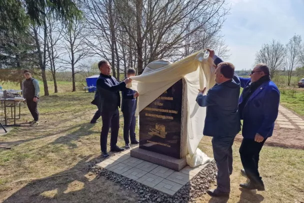 Под Тосно появился памятник журналистам