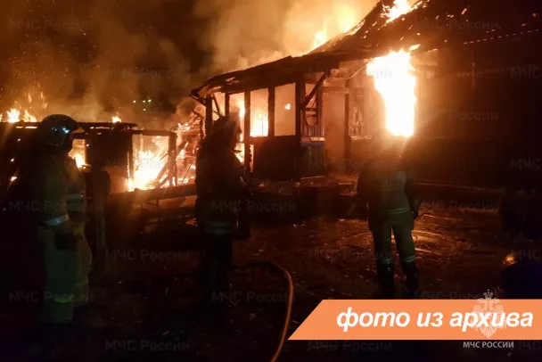 В Гатчинском районе около часа тушили одноэтажный дом