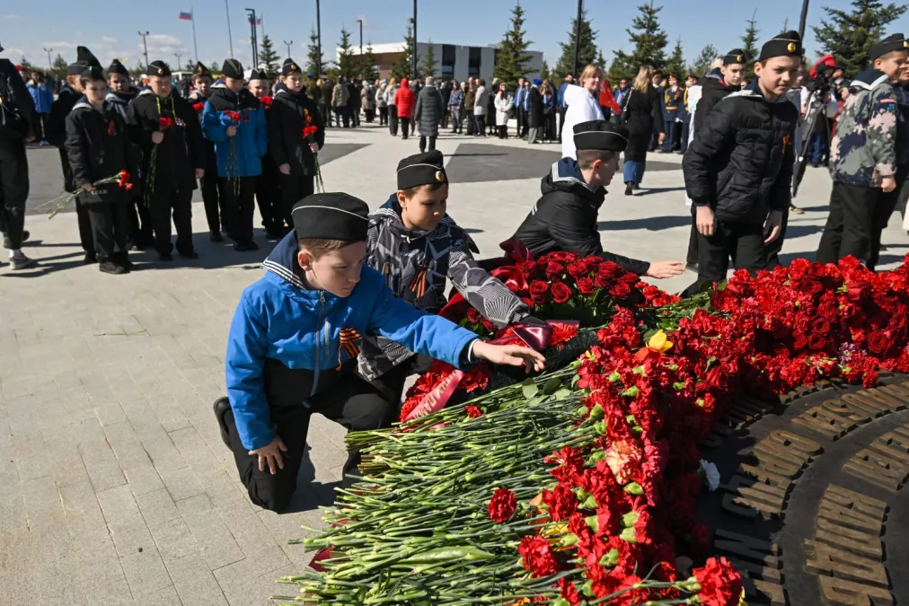 Алые гвоздики и минута молчания: ленинградцы чтят память героев