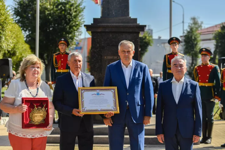 Героям Кингисеппа &mdash; почётный знак за воинскую доблесть