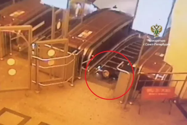 В метро Петербурга эскалатор зажевал руку четырехлетнему ребенку