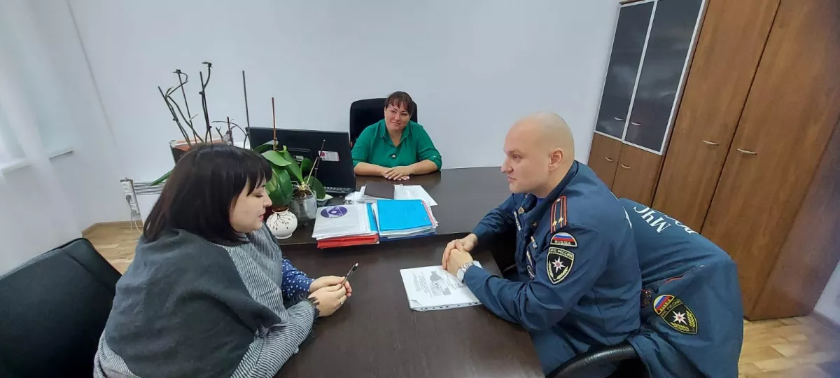 В понедельник состоялось собрание с главой и персоналом администрации Клопицкого сельского поселения, на котором был проведен инструктаж о мерах пожарной безопасности