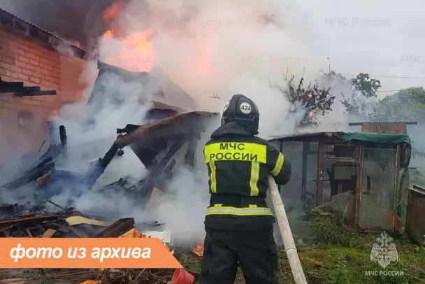 От сгоревших дома и бани под Кингисеппом увезли мужчину и женщину с ожогами