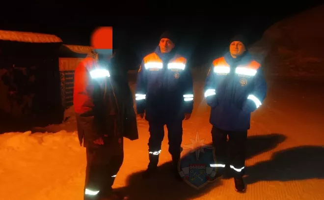 Спасатели вывели из леса мужчину