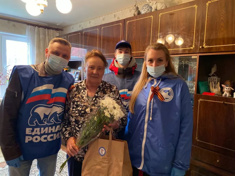 Волонтеры дарили подарки ветеранам