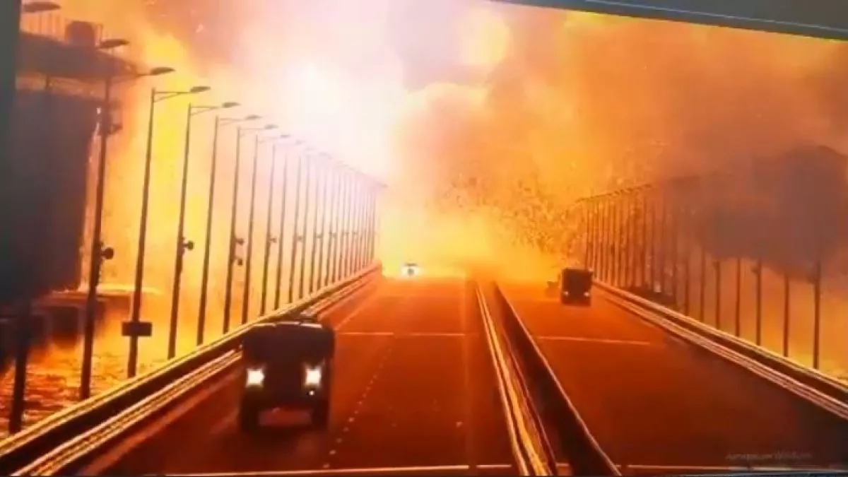 На Крымском мосту произошел подрыв грузового автомобиля