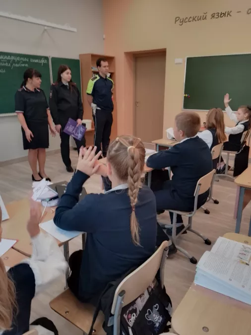 Безопасность на дорогах: сотрудники ГИБДД проводят профилактические мероприятия для детей