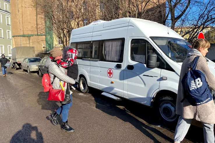 В Ленинградскую область прибыли в сопровождении родителей 10 маленьких пациентов с тяжёлыми заболеваниями