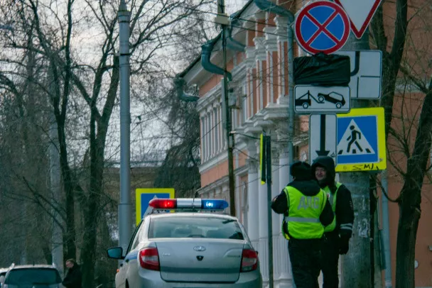 В Луге "ВАЗ" наехал на мать с двумя детьми