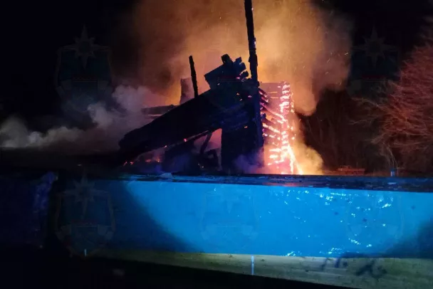 Пожарные тушили огонь в труднодоступной деревне Дубно