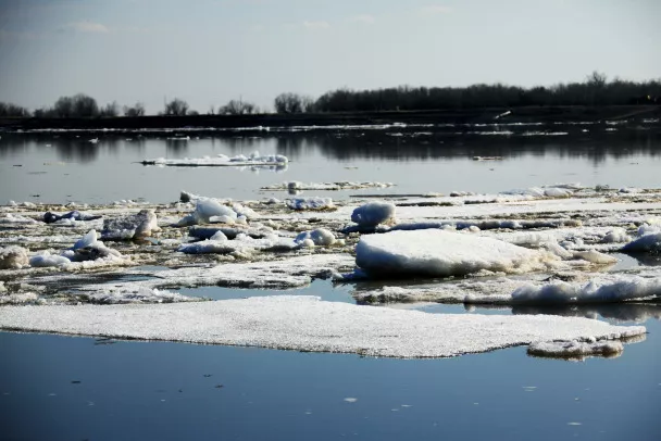 Водолазы достали из воды второго погибшего на озере под Лугой. Он управлял потонувшим "УАЗом"