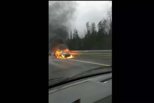 На трассе &laquo;Нева&raquo; под Тосно сгорел легковой автомобиль