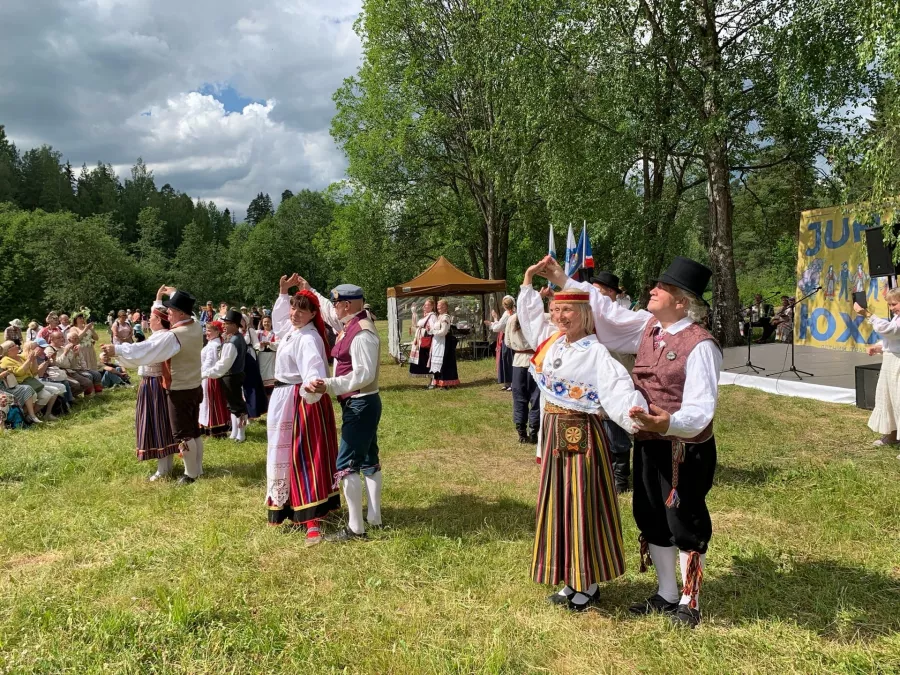 В поселке Сиверский прошел летний праздник Юханнус