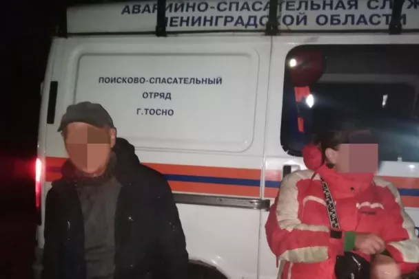 Два человека блуждали в ночном лесу под Тосно в течение шести часов, пока не встретили спасателей