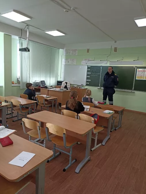 Сотрудники Госавтоинспекции напоминают детям о правилах дорожного движения