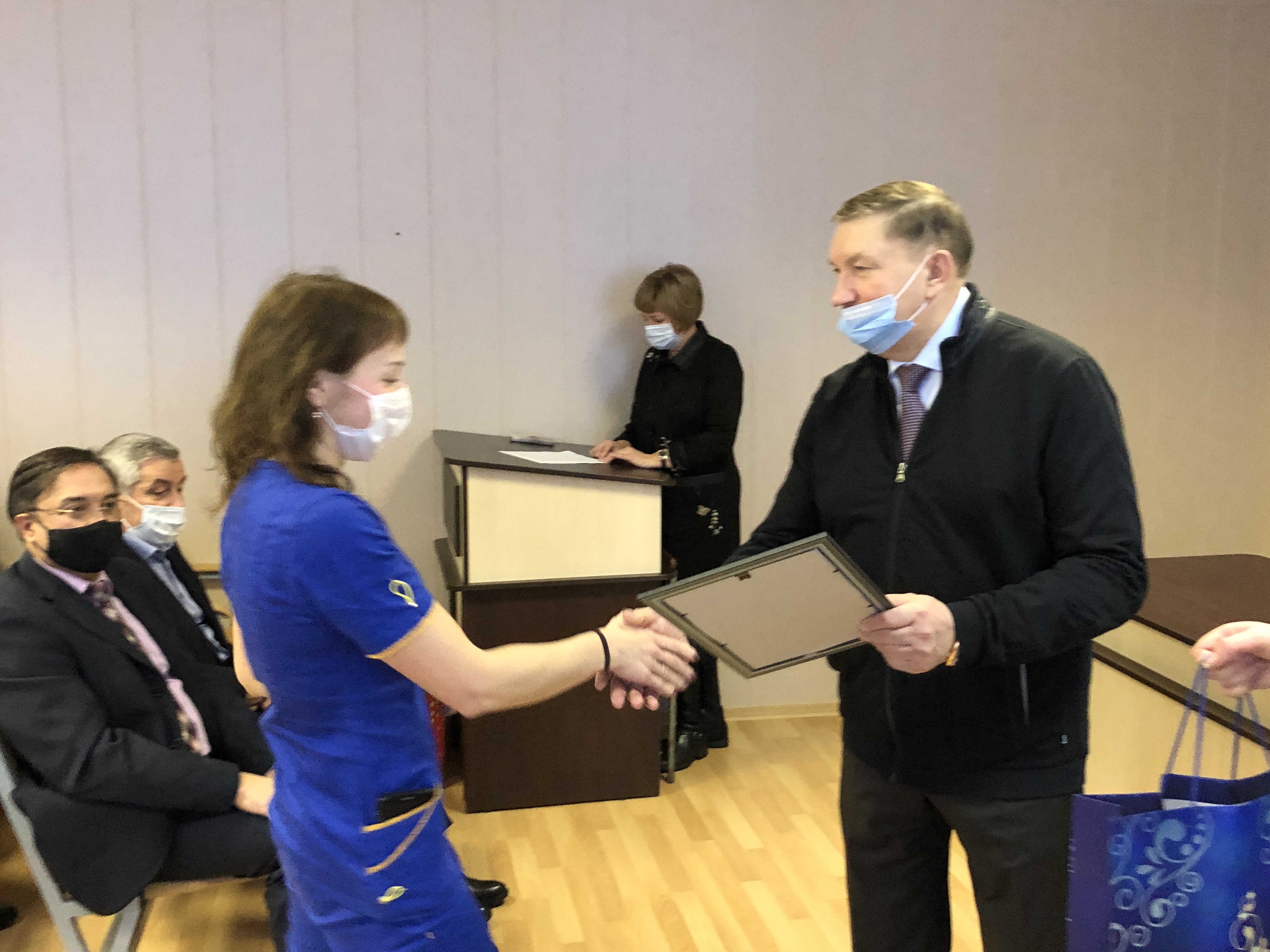 Сергей Яхнюк поблагодарил за работу врачей Волосовского района