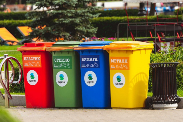 Российский экологический оператор (РЭО) предлагает поэтапно отказаться от выброса старой одежды в контейнеры для обычных твердых коммунальных отходов (ТКО)