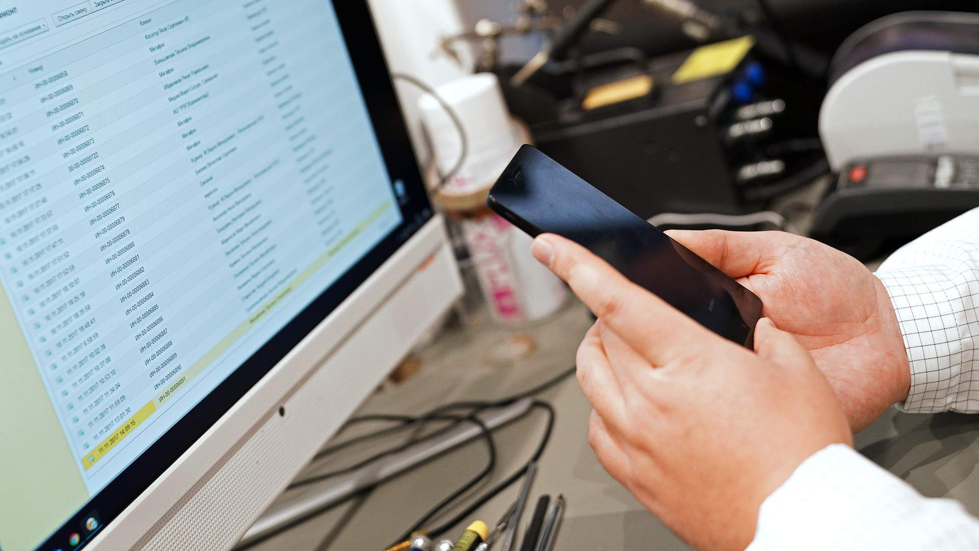 Сдаем телефон в ремонт: как защитить личные данные и деньги