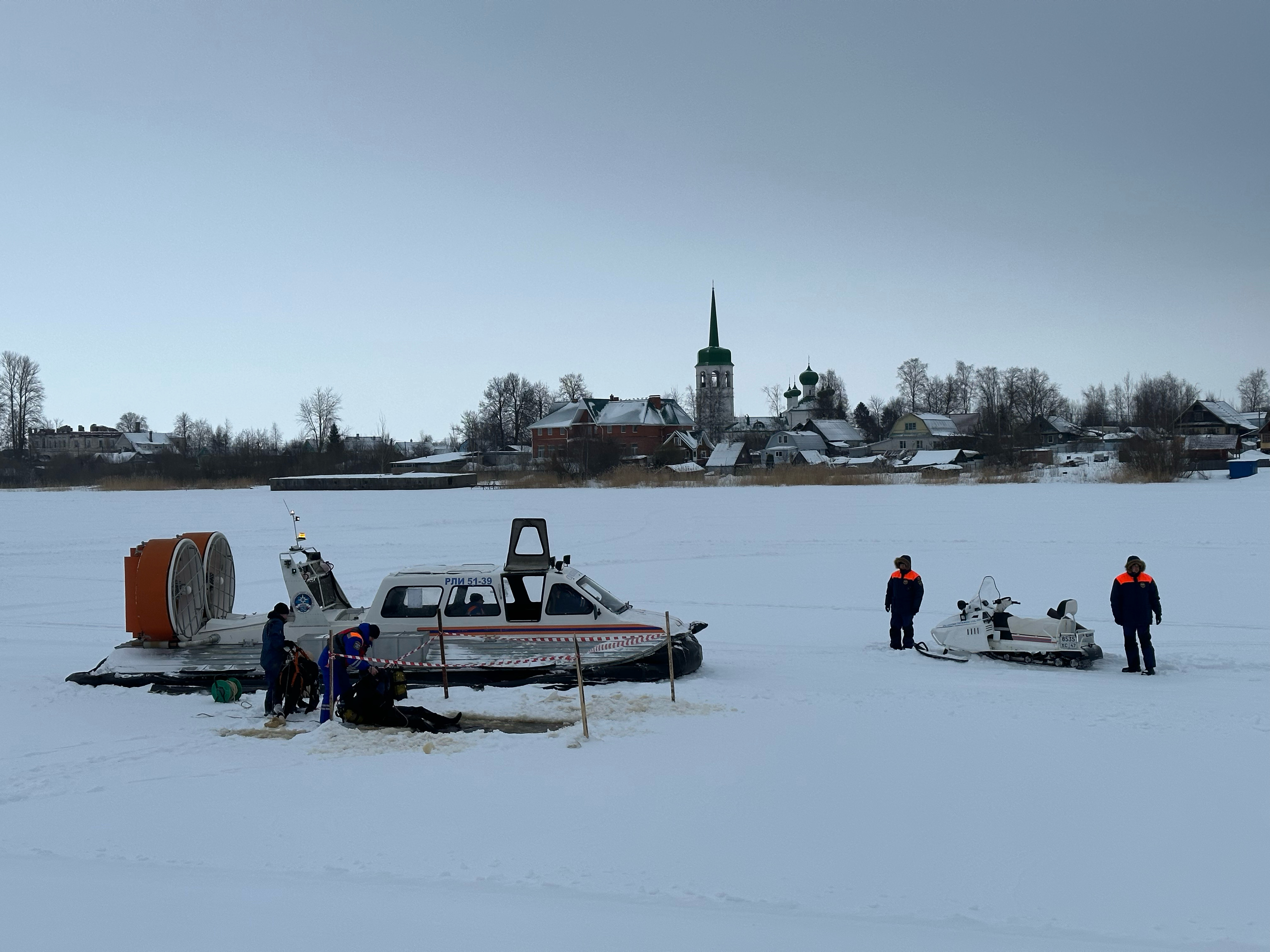 Аварийно-спасательная служба Ленобласти провела учения по спасению на льду