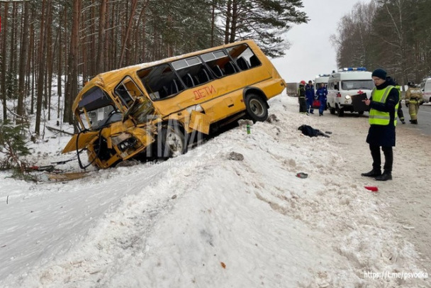 Трое подростков находятся в тяжелом состоянии после вчерашнего ДТП с автобусом в Псковской области