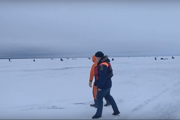 На льду Ладожского озера спасатели провели профилактический рейд